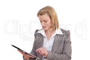 Lächelnde junge Frau bedient einen Tablet PC