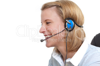 Lächelnde junge Frau mit Headset am telefonieren
