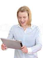 Junge Frau schaut begeistert auf ihren Tablet PC
