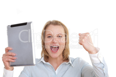 Junge Frau hält begeistert einen Tablet PC hoch