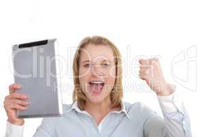Junge Frau hält begeistert einen Tablet PC hoch