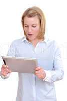 Junge Frau schaut staunend auf ihren Tablet PC
