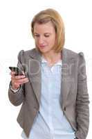 Junge Frau schaut auf Smart Phone in ihrer Hand