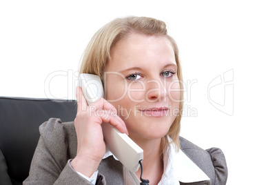 Junge Geschäftsfrau am telefonieren mit Blick in die Kamera