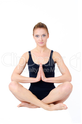 Frau im Lotussitz faltet die Hände zur Meditation