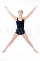 Frau im schwarzen Gymnastikanzug stehend in Yoga-Pose