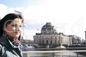 Frau steht in Berlin an der Museumsinsel
