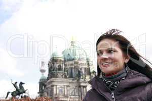 Frau vor dem Berliner Dom