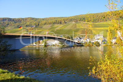 Brücke über die Mosel in Piesport