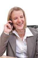 Junge moderne Geschäftsfrau lachend an ihrem Mobiltelefon