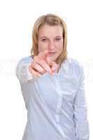 Junge blonde Frau zeigt mit dem Finger