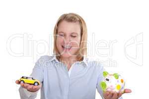 Junge blonde Frau hält ein Auto in der einen und ein Sparschwein in der anderen Hand