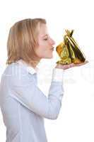 Junge blonde Frau hält einen golden Frosch in der Hand und will ihnen küssen