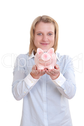 Junge blonde Frau hält mit beiden Händen ein Sparschwein