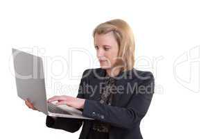 Junge Geschäftsfrau steht mit einem Notebook auf ihrer Hand vor weißem Hintergrund