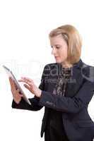 Junge blonde Geschäftsfrau mit einem Tablet PC stehend vor weißem Hintergrund