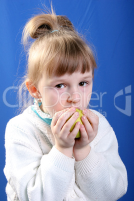 girl eat the apple