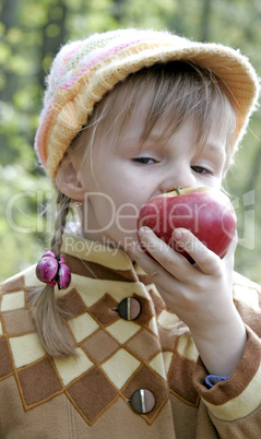 girl eat apple