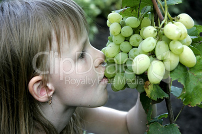 girl eat the grape