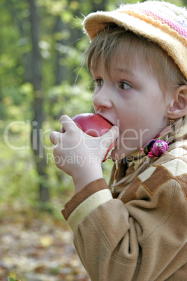 girl eat apple