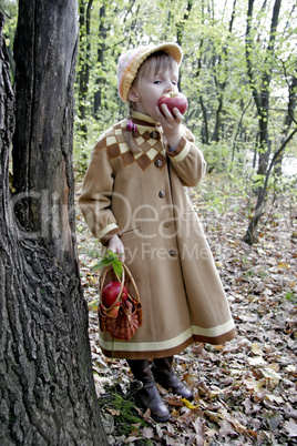 girl eat apple