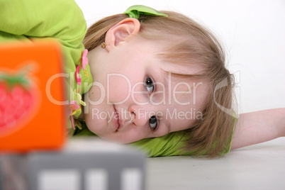 girl play with bricks