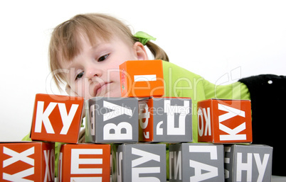 girl play with bricks