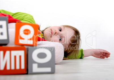 girl play with bricks