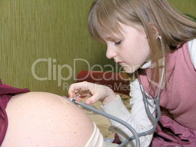 little girl listen abdomen