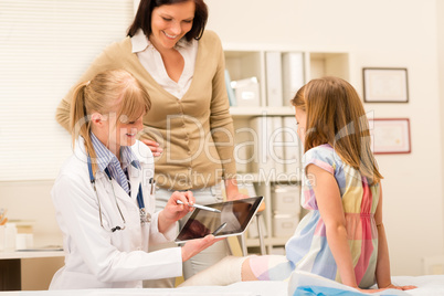 Pediatrician point at x-ray girl broken leg