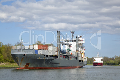 Containerschiff auf dem Nord-Ostsee-Kanal