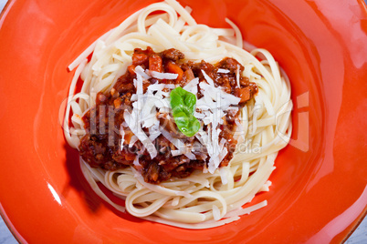 Spaghetti Bolognese auf einem roten Teller