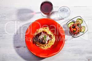 Spaghetti Bolognese auf einem roten Teller
