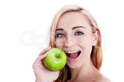 Junge lachende Frau mit einem grünen Apfel in der Hand