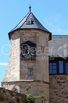 Blick auf die Turmuhr vom Schloß Waldeck am Edersee