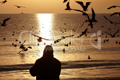 Schatten Silhouette einer Frau bei Sonnenaufgang an der deutschen Ostseeküste