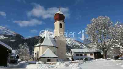 Kirche in Stanzach im Winter