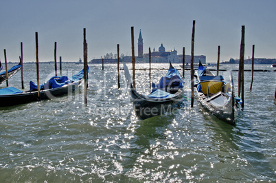 Lagune Venedig mit Gondeln