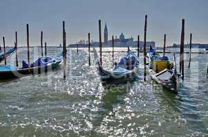 Lagune Venedig mit Gondeln