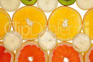 Bunter Hintergrund aus Kiwi, Grapefruit, Orange und Zitronenscheiben