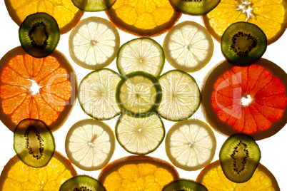 Hintergrund aus Kiwi, Grapefruit, Orange und Zitronenscheiben