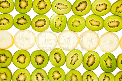 Hintergrund aus ganzen Kiwi- und Zitronenscheiben gelegt