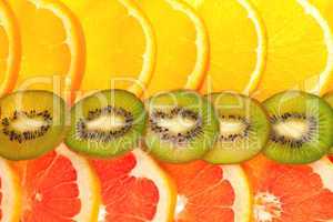 Drei Reihen mit Orange, Grafruit und Kiwischeiben
