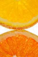 Makroaufnahme einer halben Orange und Blutorange
