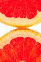 Makroaufnahme zwei halber Grapefruitscheiben