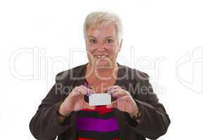 Freundliche Seniorin mit Visitenkarte