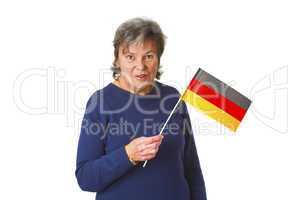 Seniorin mit deutscher Nationalflagge