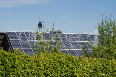 Wohnhaus mit Solarzellen auf dem Dach
