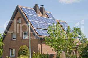 Wohnhaus mit Solarzellen auf dem Dach