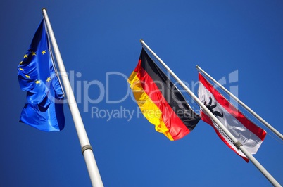 Europa Deuschland und Berlin Flaggen beineinander